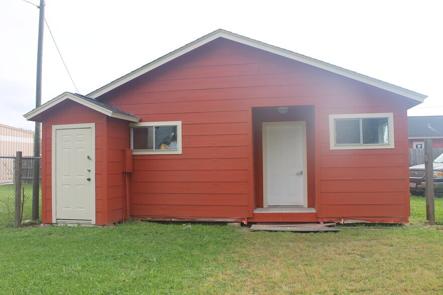 More Photos Of 620 Brazosport Blvd N, Clute Flex For Lease