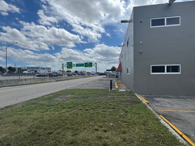 More Photos Of 5280 NW 77th Ct, Doral Warehouse For Lease