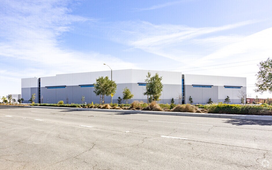 More Photos Of 14940 Limonite Ave, Eastvale Warehouse For Lease