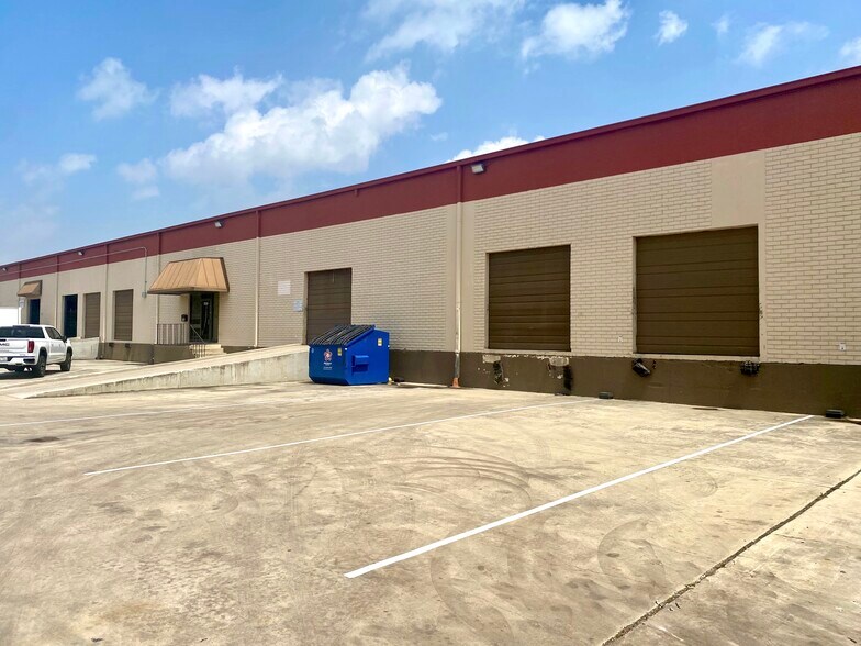 More Photos Of 8134 Interchange Pky, San Antonio Warehouse For Lease
