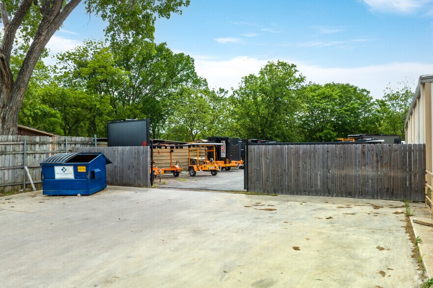 More Photos Of 2333-2337 Delante St, Haltom City Warehouse For Sale