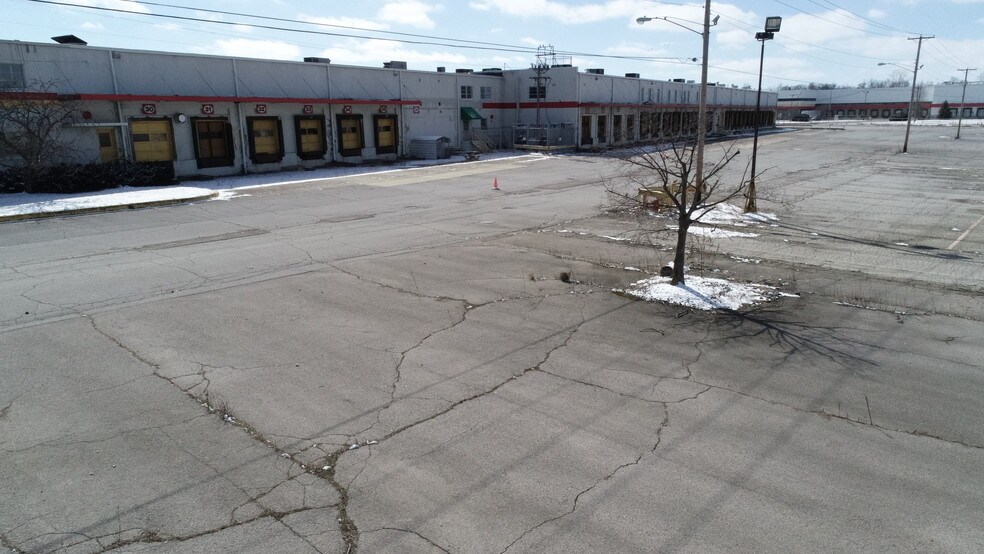 More Photos Of 9511 W Depot St, Yorktown Warehouse For Lease