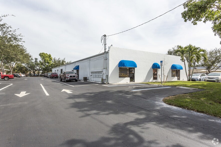 More Photos Of 5400 Yahl St, Naples Warehouse For Lease