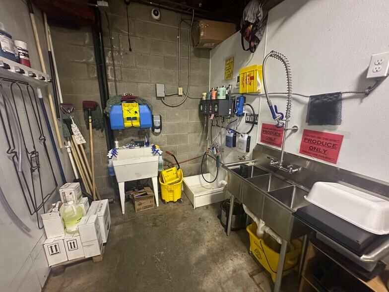 More Photos Of 143 Davis Rd, Happy Camp Storefront For Sale