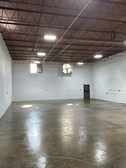 More Photos Of 2100-2122 W Central Blvd, Orlando Flex For Lease