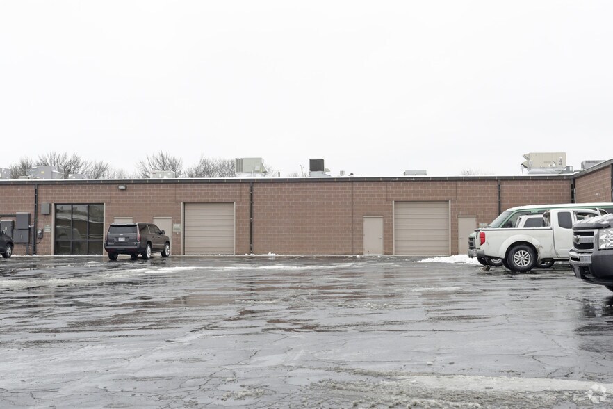 More Photos Of 15303-15335 W 95th St, Lenexa Light Distribution For Lease
