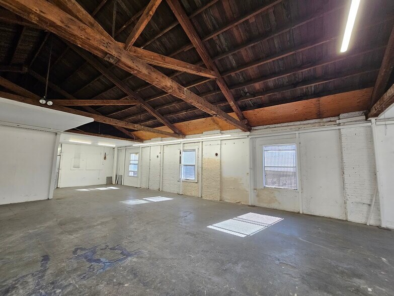 More Photos Of 3326 S Main St, Los Angeles Warehouse For Lease