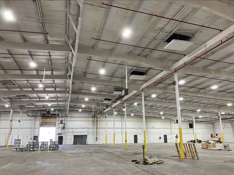 More Photos Of 300 E 39th St, Hastings Distribution For Lease
