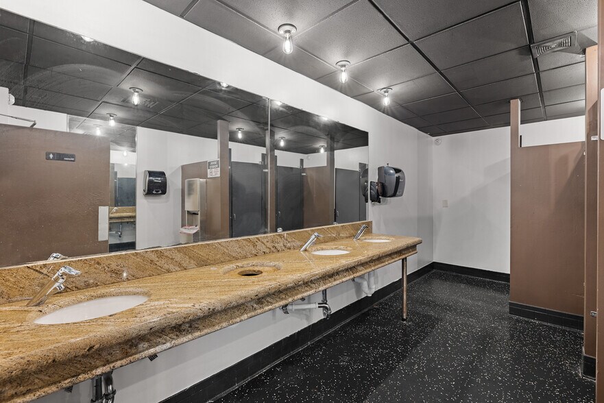 More Photos Of 2866 Poplar Ave, Memphis Storefront Retail Office For Sale