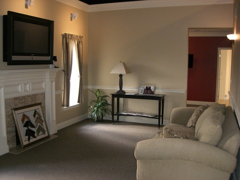 More Photos Of 1030-1032 N Crooks Rd, Clawson Research And Development For Lease