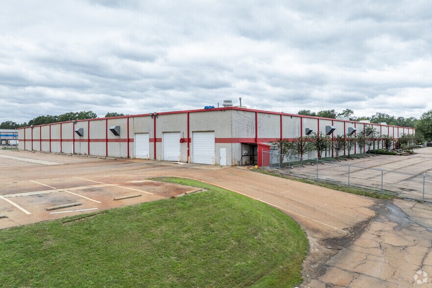 More Photos Of 190 NW Industrial Pky, Jackson Manufacturing For Sale