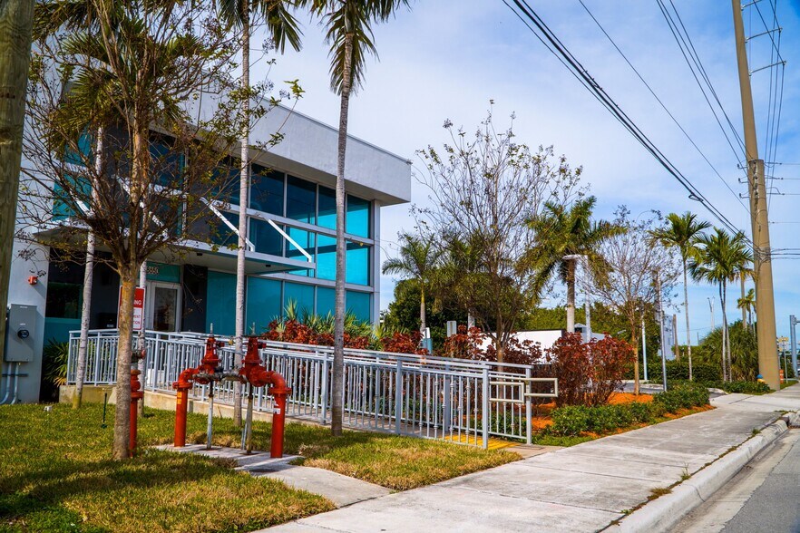 More Photos Of 18650 Biscayne Blvd, Aventura Freestanding For Lease