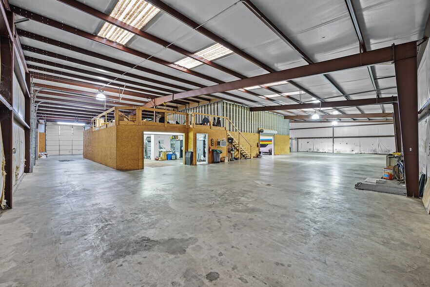 More Photos Of 39 N Madison Dr, Humboldt Showroom For Sale