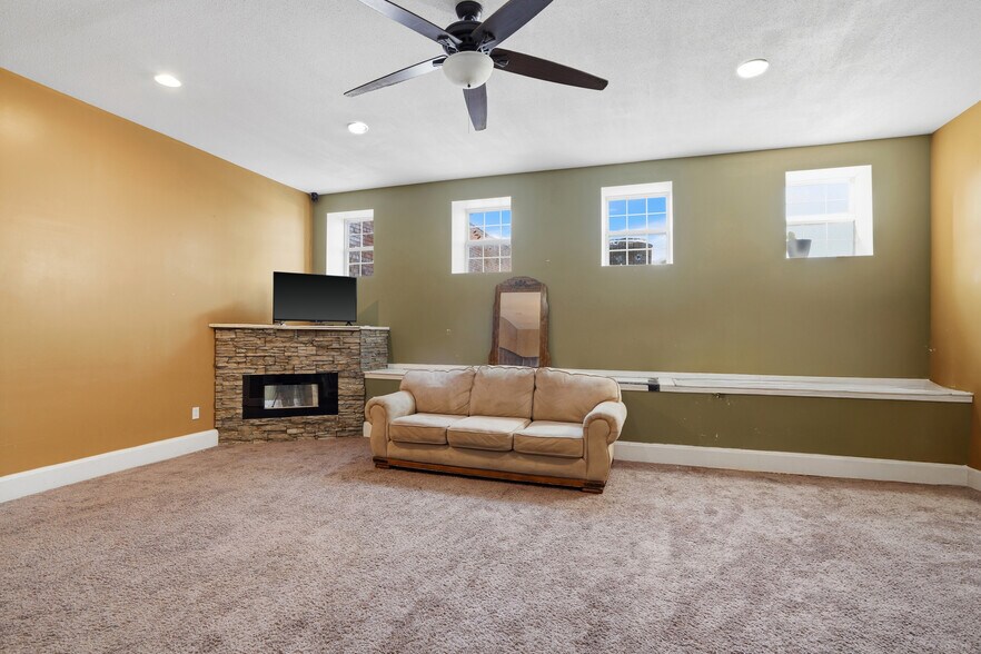 More Photos Of 103 N Allen St, Centralia General Retail For Sale