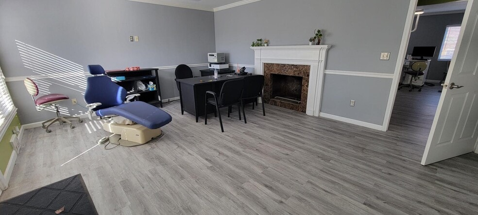 More Photos Of 5940 Lamar Ave, Mission Freestanding For Lease