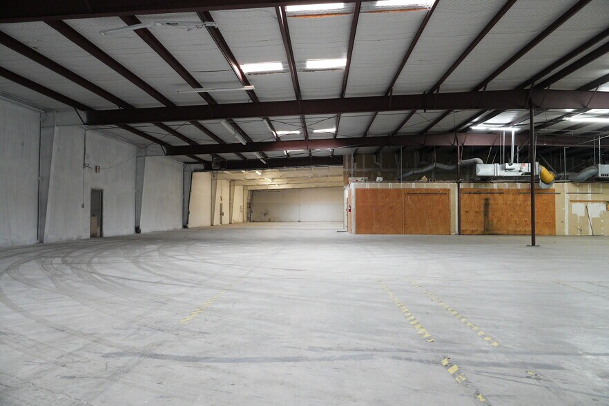 More Photos Of 501 Industrial Dr, Richardson Warehouse For Lease