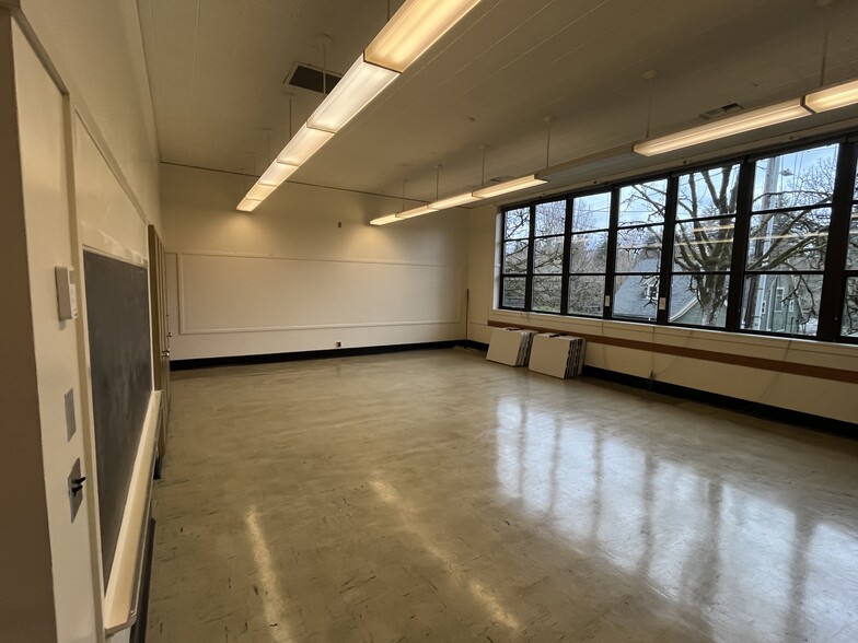 More Photos Of 7688 SW Capitol Hwy, Portland Specialty For Lease