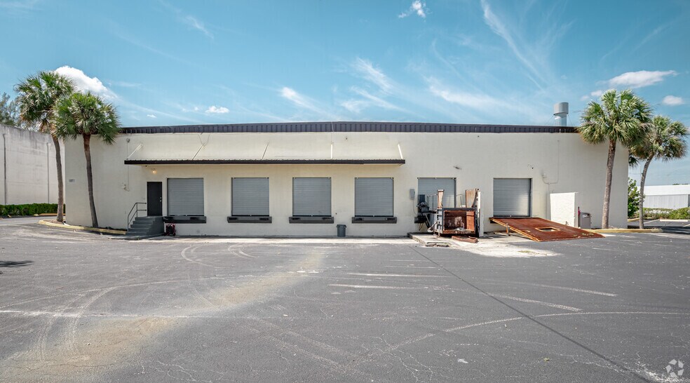 More Photos Of 3705 W Commercial Blvd, Fort Lauderdale Showroom For Lease