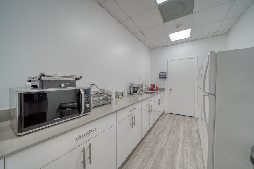 More Photos Of 7500 NW 52nd St, Miami Medical For Lease