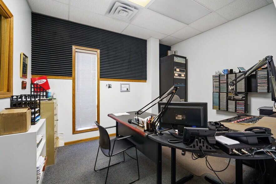 More Photos Of 1801 N 13th Ave E, Newton Flex For Lease