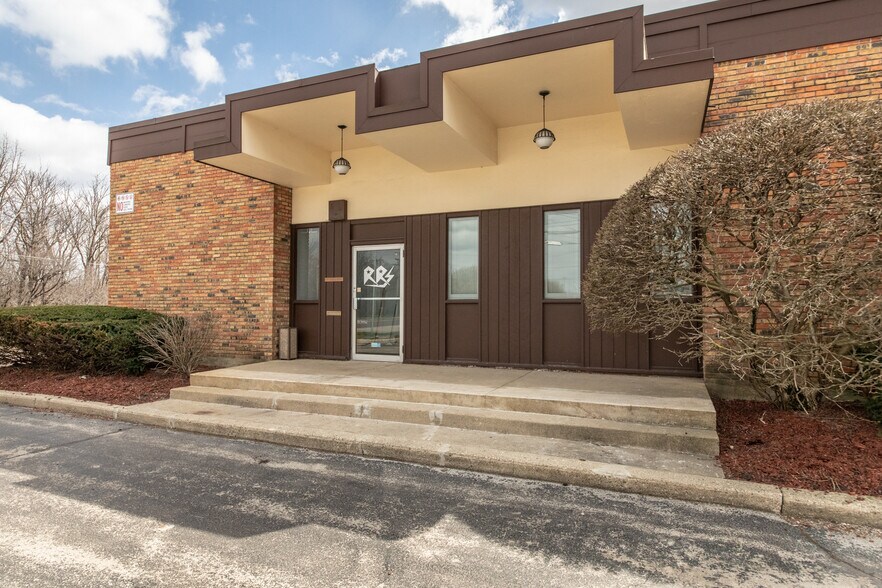 More Photos Of 110 S River Rd, Des Plaines Warehouse For Lease