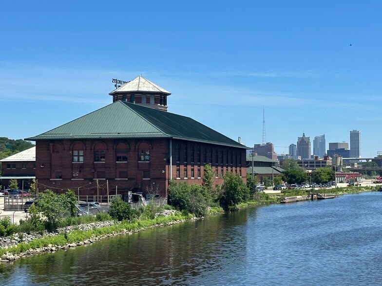 More Photos Of 2215 W Mount Vernon Ave, Milwaukee Freestanding For Sale