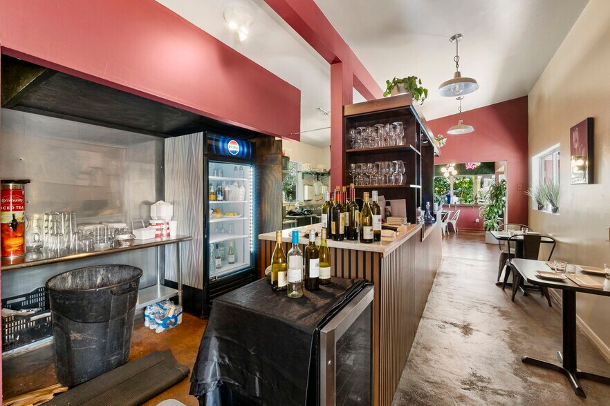 More Photos Of 1725 S US Highway 281, Blanco Freestanding For Sale