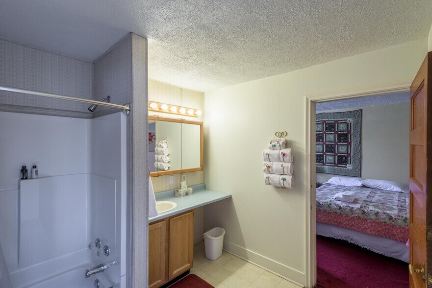 More Photos Of 21 E Pine, Pinedale General Retail For Sale