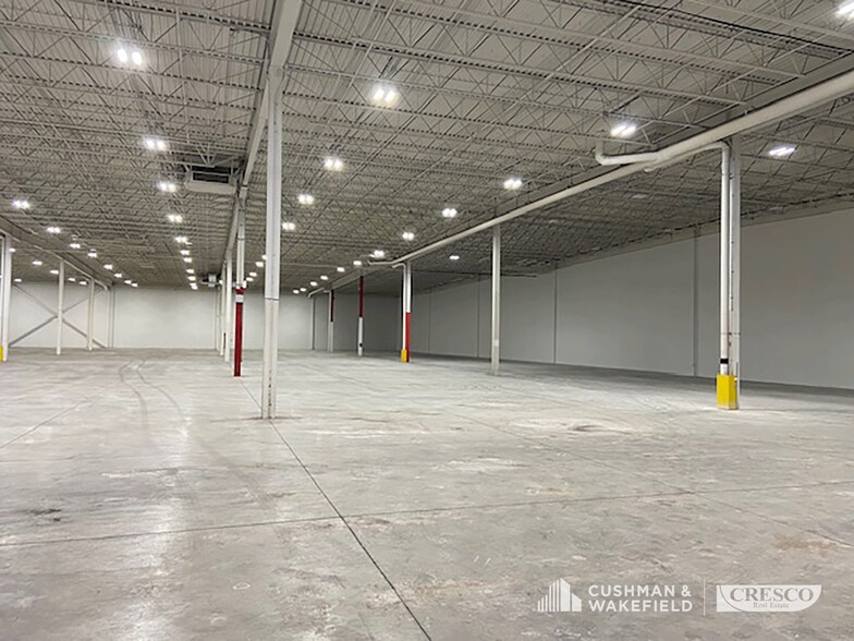 More Photos Of 18105 Cleveland Pkwy Dr, Cleveland Distribution For Lease