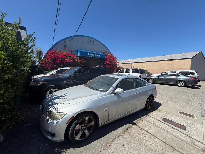 More Photos Of 43 Tiburon St, San Rafael Service For Sale