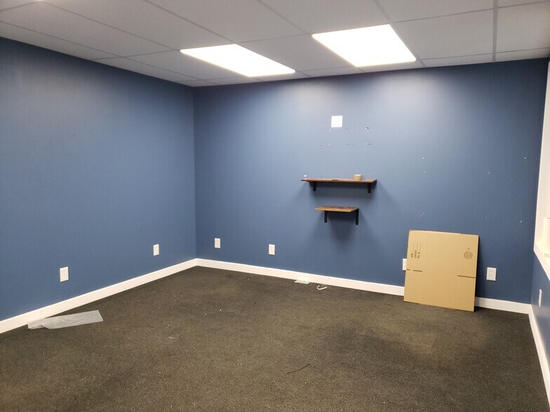 More Photos Of 65 Sunderland Rd, Amherst Research And Development For Lease