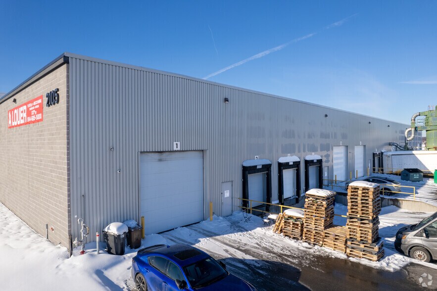 More Photos Of 2105 Ch De L'industrie, St-Mathieu-de-Beloeil Showroom For Lease
