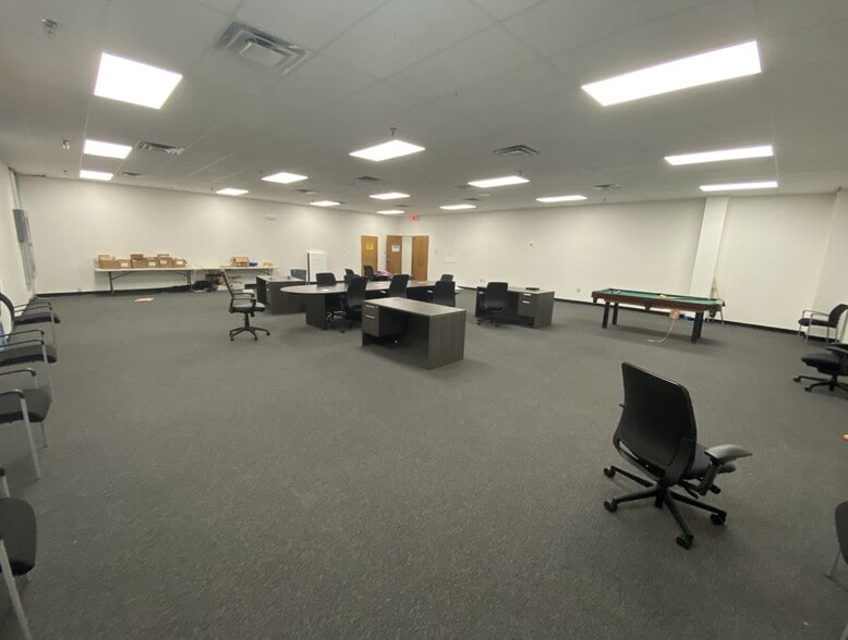 More Photos Of 500 Woodlake Dr, Chesapeake Light Manufacturing For Lease