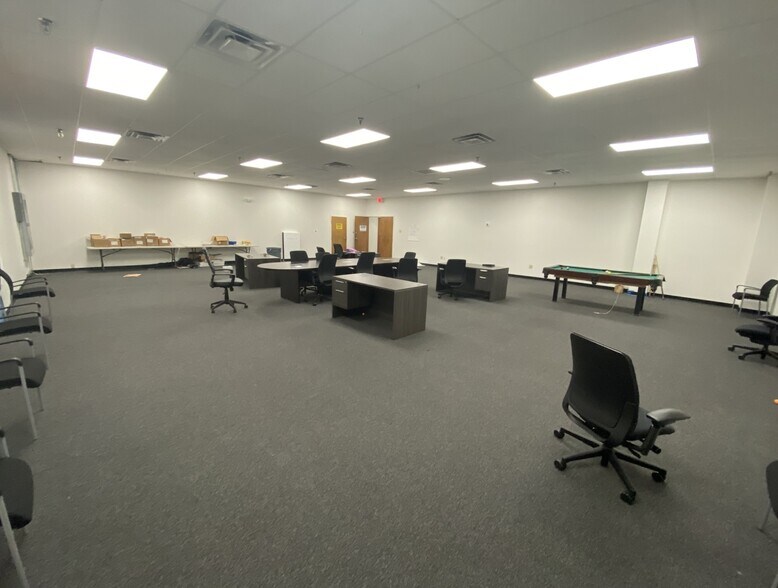 More Photos Of 500 Woodlake Dr, Chesapeake Light Manufacturing For Lease