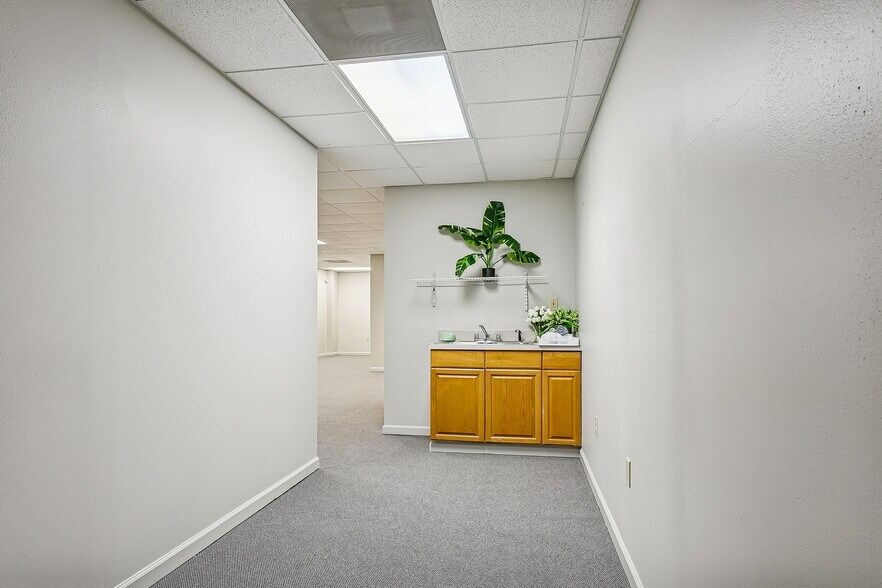More Photos Of 1616 L And A Rd, Metairie Office For Lease