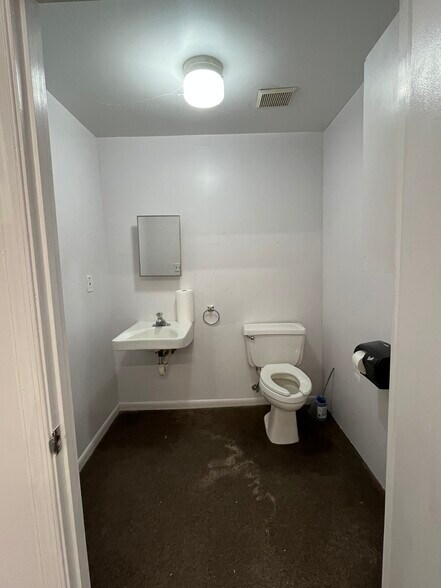 More Photos Of 154 Lafayette Ave, Laurel Light Manufacturing For Lease