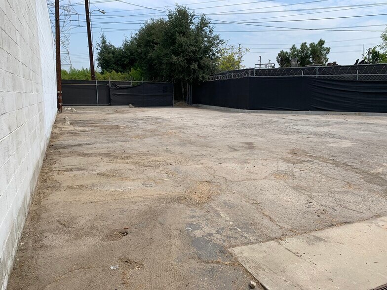More Photos Of 11606 W Higgins St, North Hollywood Warehouse For Lease