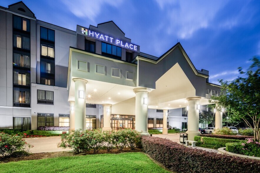 More Photos Of 300 United Leuva Cir, Houston Hotel For Sale