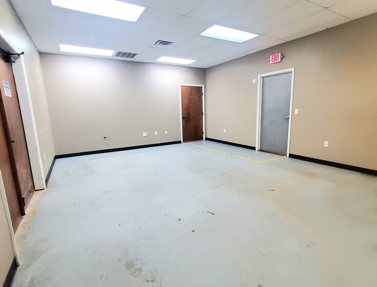 More Photos Of 2418 N Frazier St, Conroe Light Manufacturing For Lease