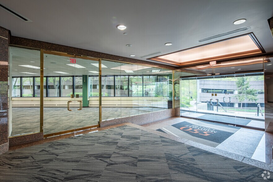 More Photos Of 550 Maryville Centre Dr, Saint Louis Office For Sale