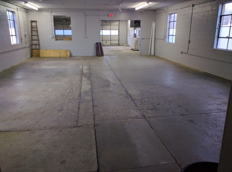 More Photos Of 705 E Park Ave, Libertyville Light Distribution For Lease