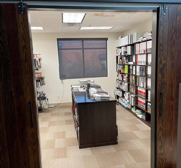 More Photos Of 1330 Turtle Creek Blvd, Dallas Distribution For Lease