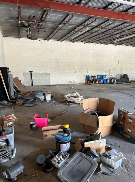 More Photos Of 307-311 Lombrano St, San Antonio Warehouse For Sale