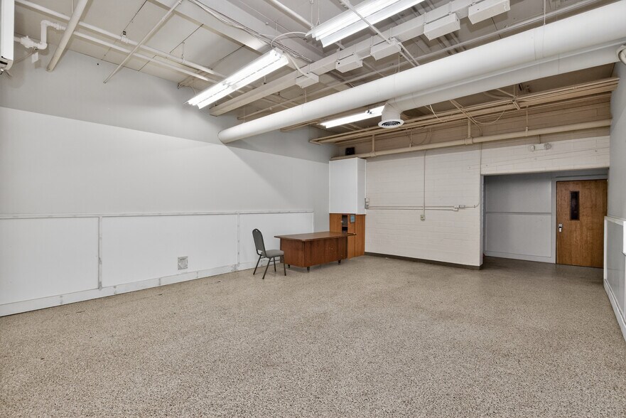 More Photos Of 1017 E 7th St N, Newton Office For Sale
