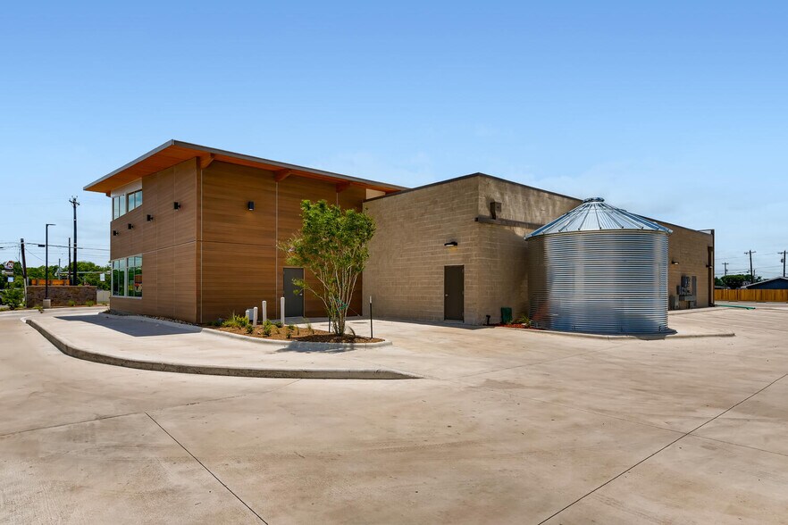 More Photos Of 1101 Main St, Lockhart Freestanding For Lease