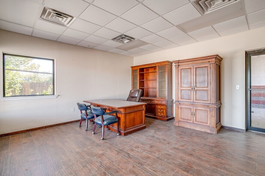 More Photos Of 5715 Azle Ave, Fort Worth Storefront Retail Office For Lease