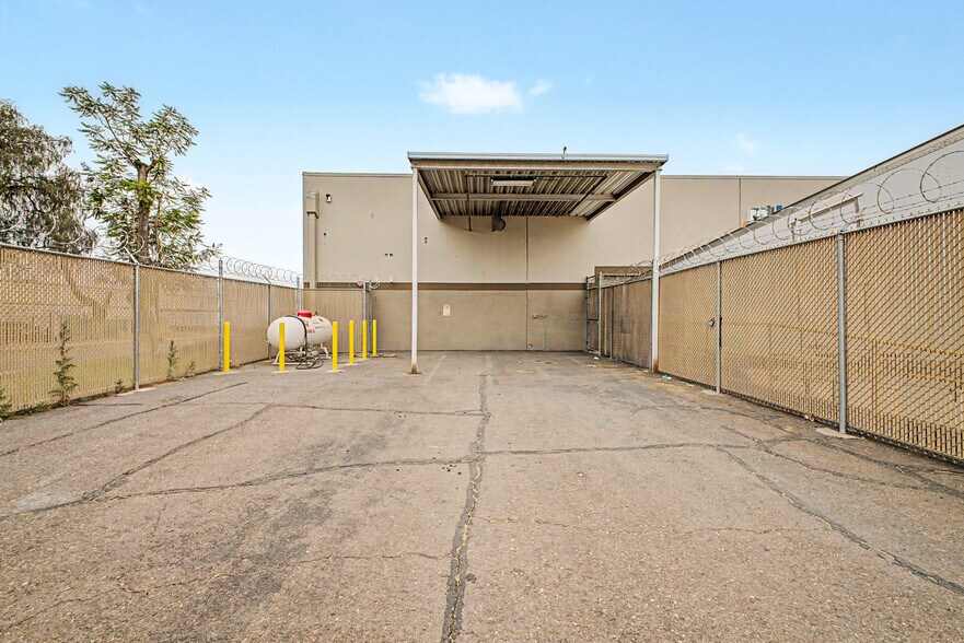 More Photos Of 230 N 48th Ave, Phoenix Manufacturing For Lease