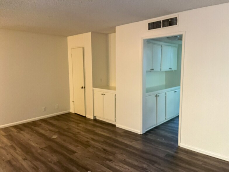 More Photos Of 13956 Vanowen St, Van Nuys Apartments For Sale