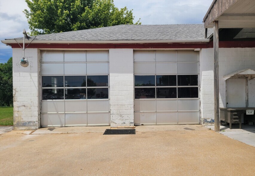 More Photos Of 425 W Market St, Red Bud Flex For Sale