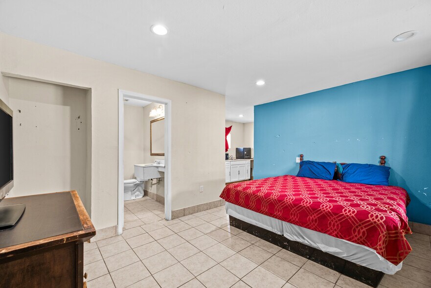 More Photos Of 4206 Leopard St, Corpus Christi Hotel For Sale